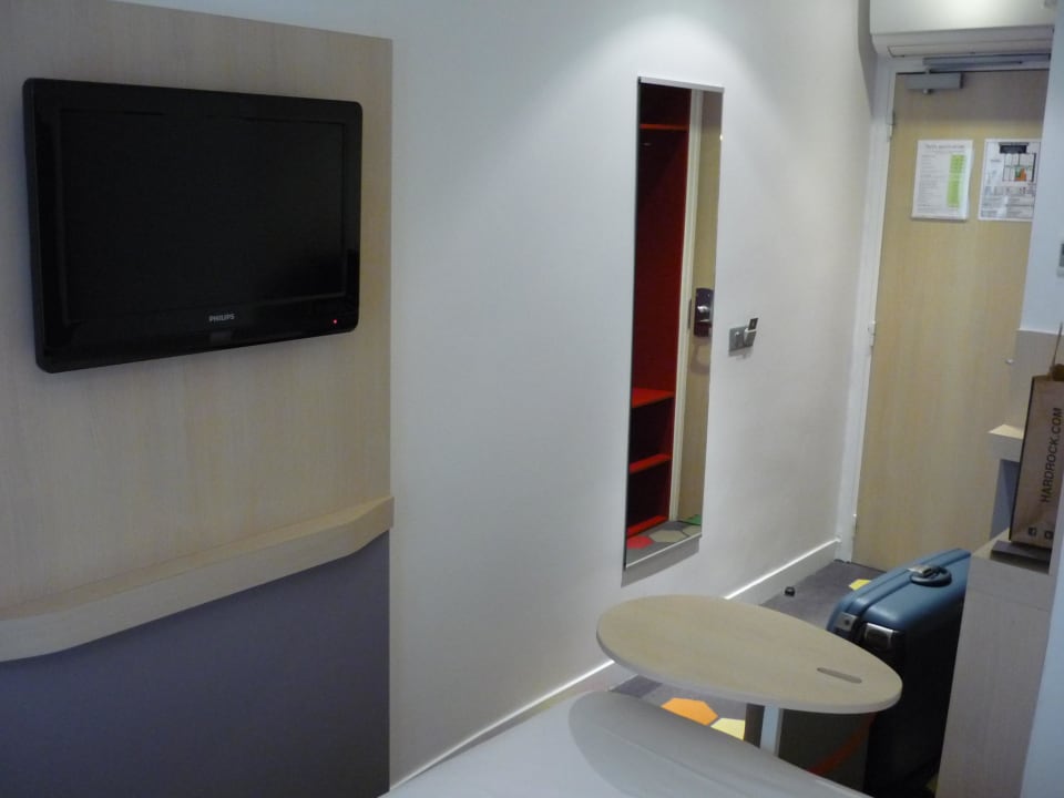 Ansicht vom Bett zur Tür Hotel ibis Styles Paris Cadet Lafayette