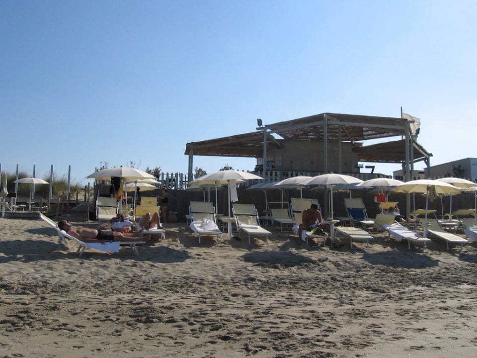 Blick vom Wasser auf die Strandbar Vivosa Apulia Resort