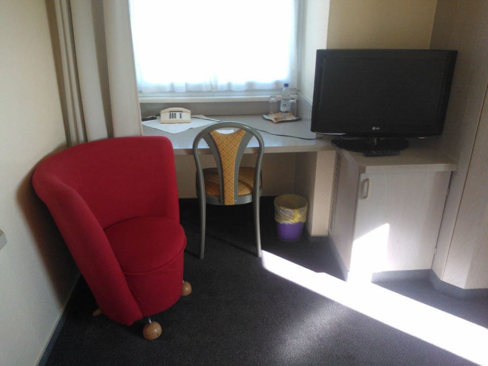 Sessel, Schreibtisch, Fernseher Adler Hotel & Gasthaus