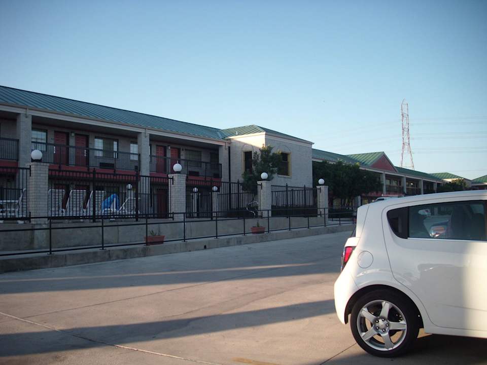 Über den Parkplatz Richtung Zimmer Hotel Days Inn Fiesta Park