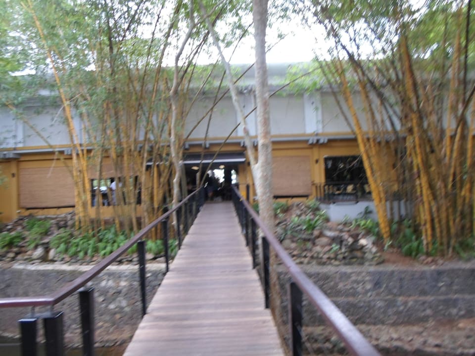 Übergang zum Restaurant Grand Udawalawe Safari Resort