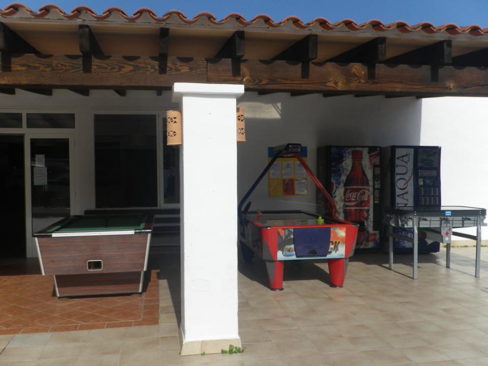Billardtisch und Shuffleboard Cala Llenya Resort Ibiza