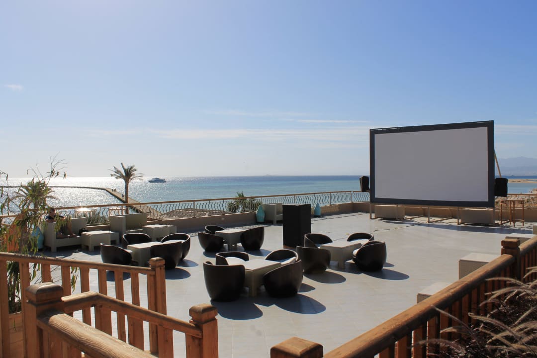 Dachterrasse mit Leinwand The Breakers Diving & Surfing Lodge