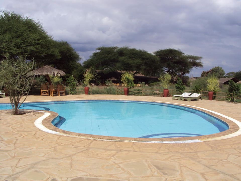 Pool mit kristellklaren Wasser Kibo Safari Camp