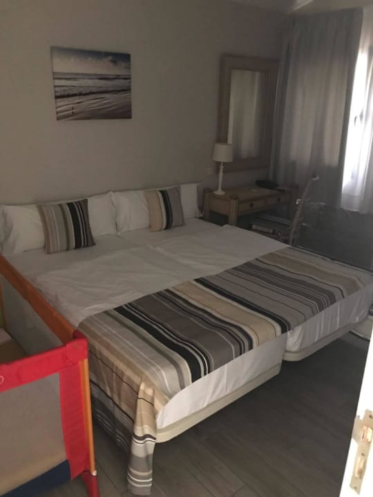 Schlafzimmer 1 mit Babybett allsun Hotel Esplendido