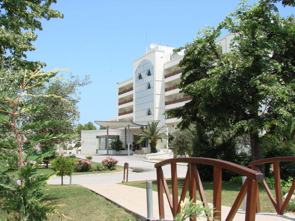 Garten mit Main- House Olympian Bay Grand Resort