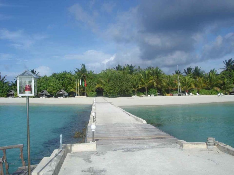 Blick vom Steg zur Insel Summer Island Maldives