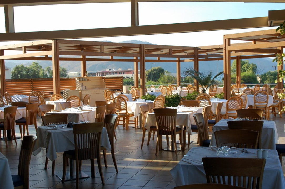 Terrasse vom Hauptrestaurant Pilot Beach Resort