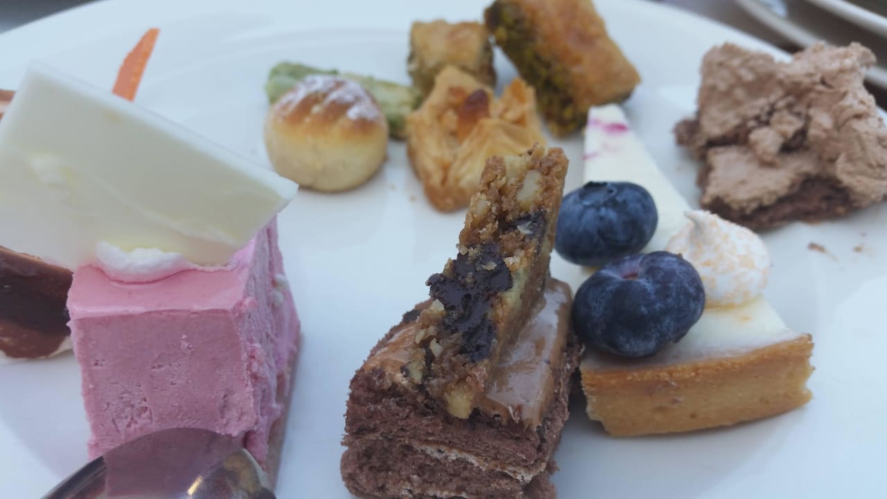 Auswahl an Desert DoubleTree by Hilton Resort & Spa Marjan Island