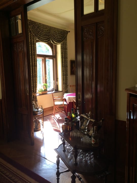 Blick ins Restaurant Villa Vier Jahreszeiten