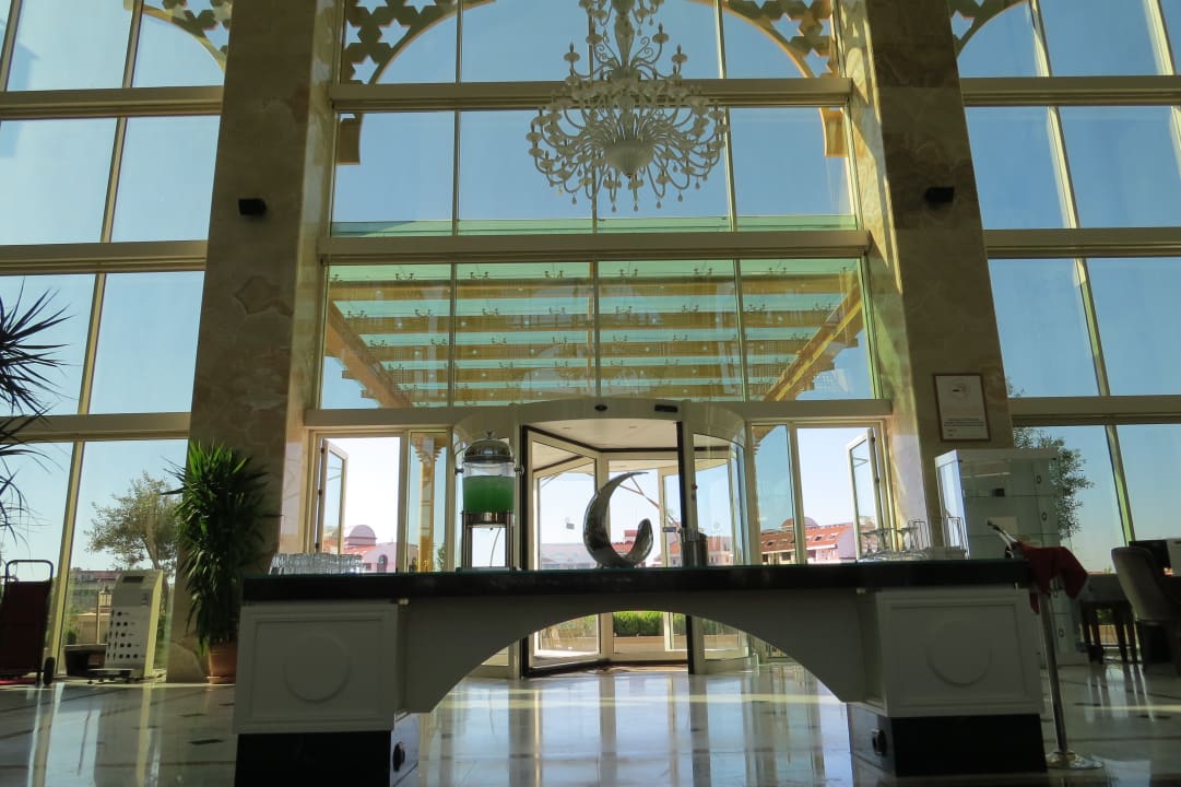 Lobby Well Palace Side