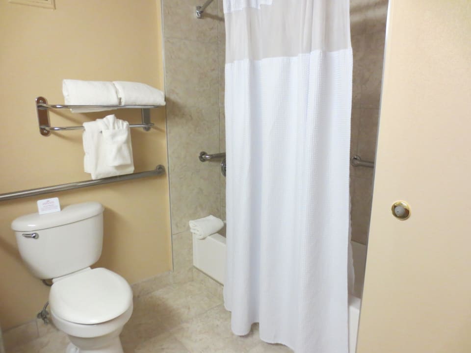 ... niedriger Einstieg in die Badewanne Doubletree by Hilton Fort Myers at Bell Tower Shops