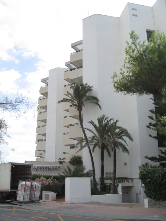 Seitenansicht von der Nebenstrasse aus Hipotels Bahia Grande