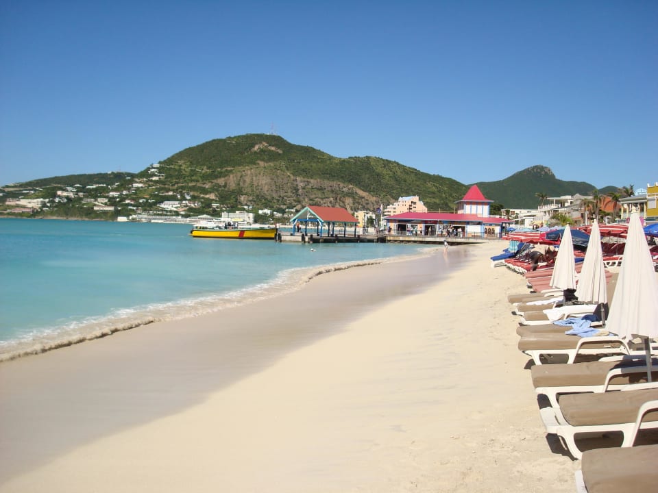 Strand vor dem Hotel Hotel Holland House