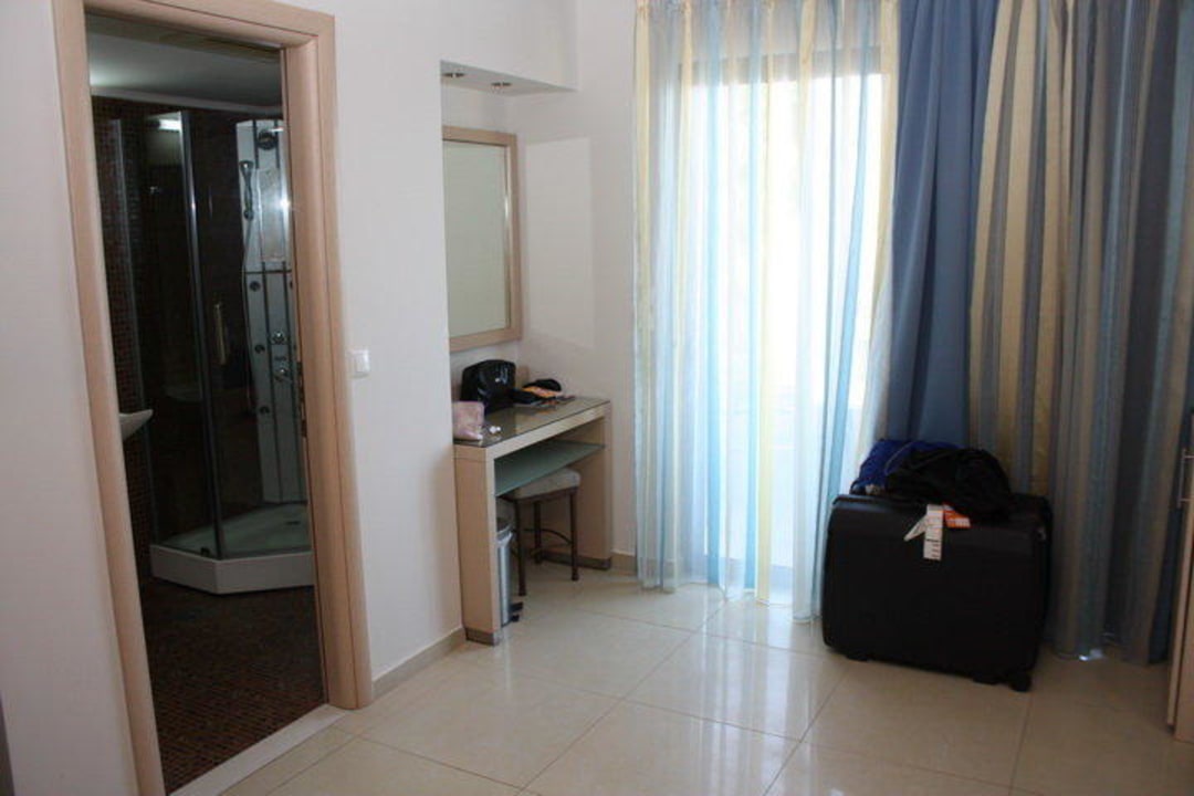 Wohnbereich/Bad Corissia Beach Hotel