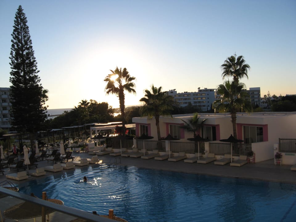 Pool  Napa Mermaid Hotel & Suites