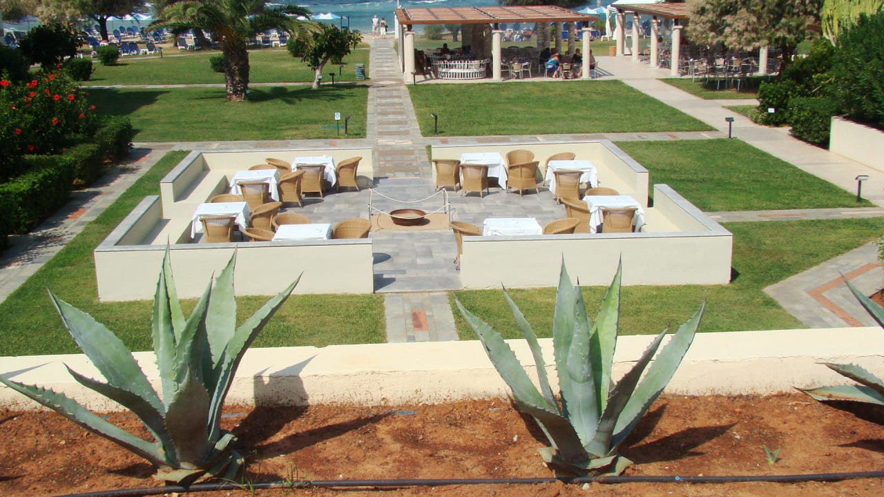 Blick in den Garten am Strand Grecotel Meli Palace