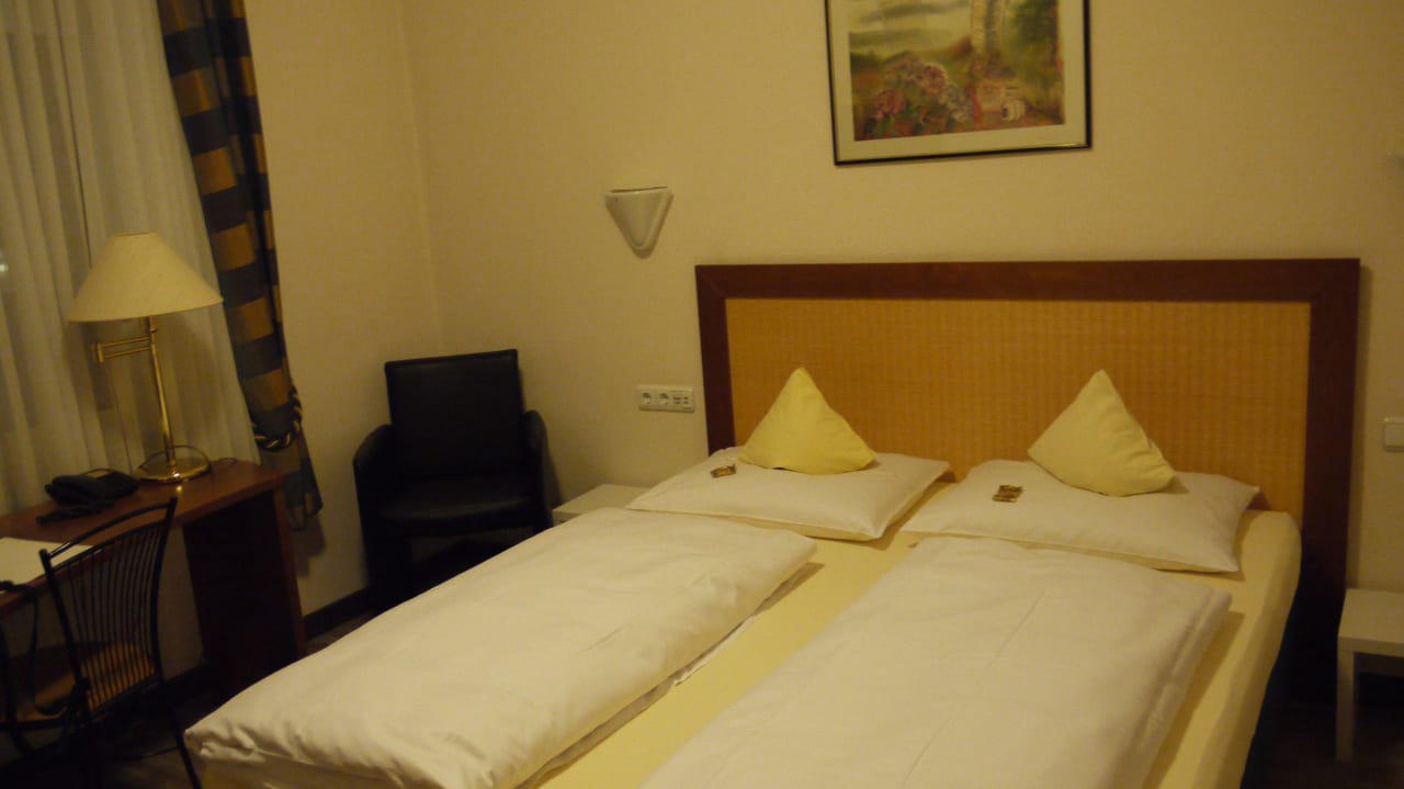 Vom Flur in das Zimmer Hotel Leugermann