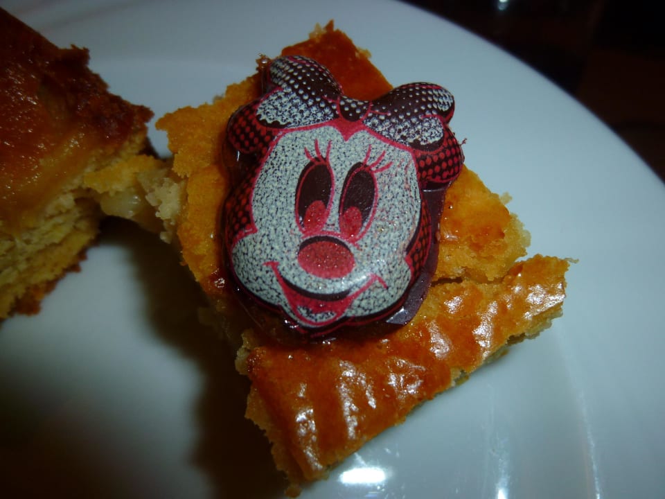 Kuchen-Deko mit Micky Maus-Schokolade Pickalbatros Jungle Aqua Park Resort - Neverland Hurghada