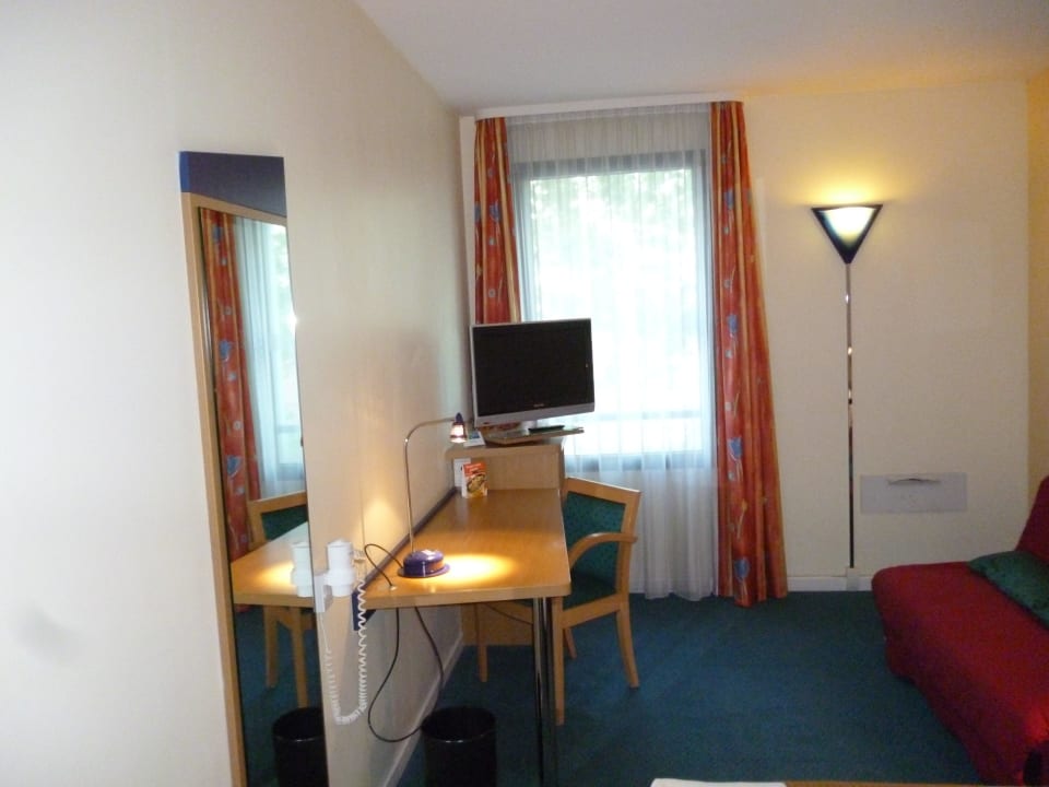 TV & Bürotisch Hotel Holiday Inn Express Inn Arras