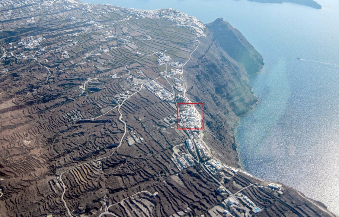 Lage des Hotels (rotes Quadrat), oben Imerovigli Hotel Rocabella Santorini