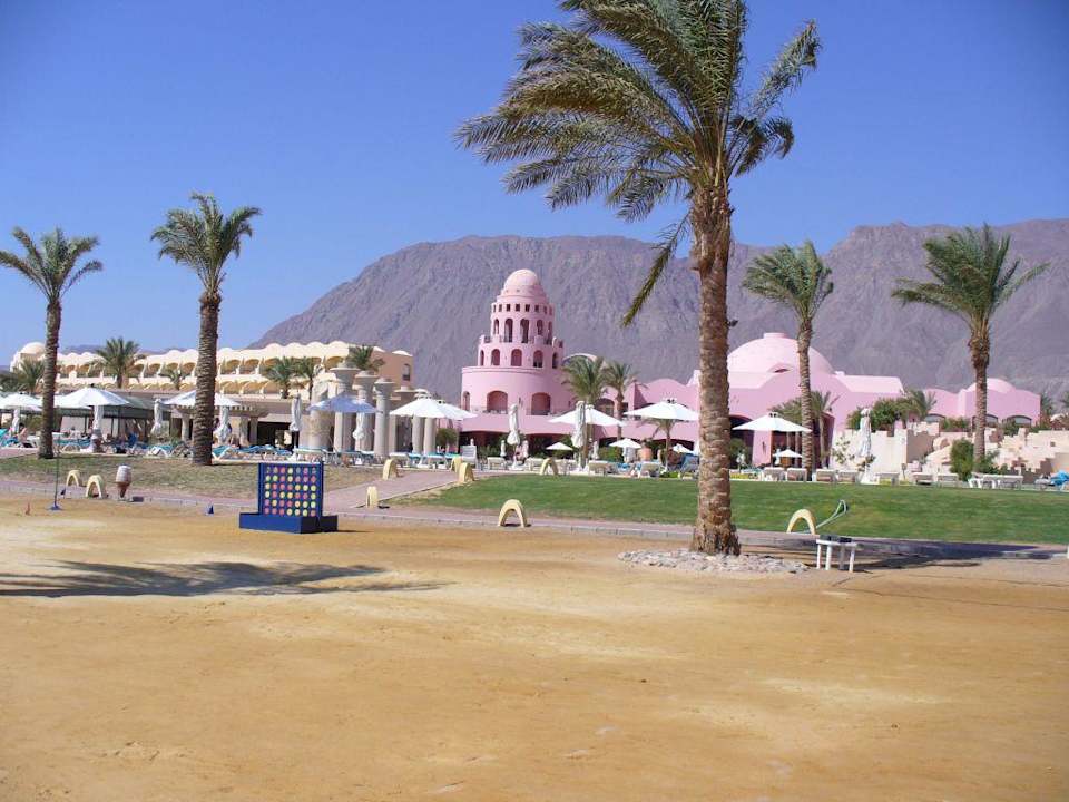 vom Strand aufs Hotel Mosaique Beach Resort Taba Heights