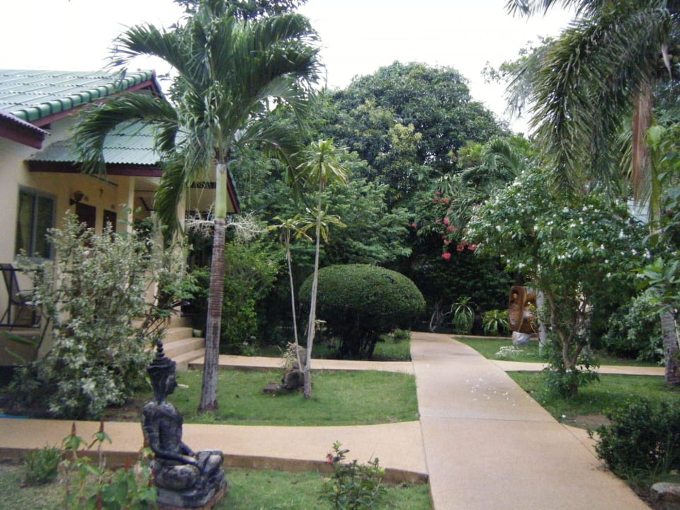 Weg zur Rezeption Hotel Samui Beach Resort