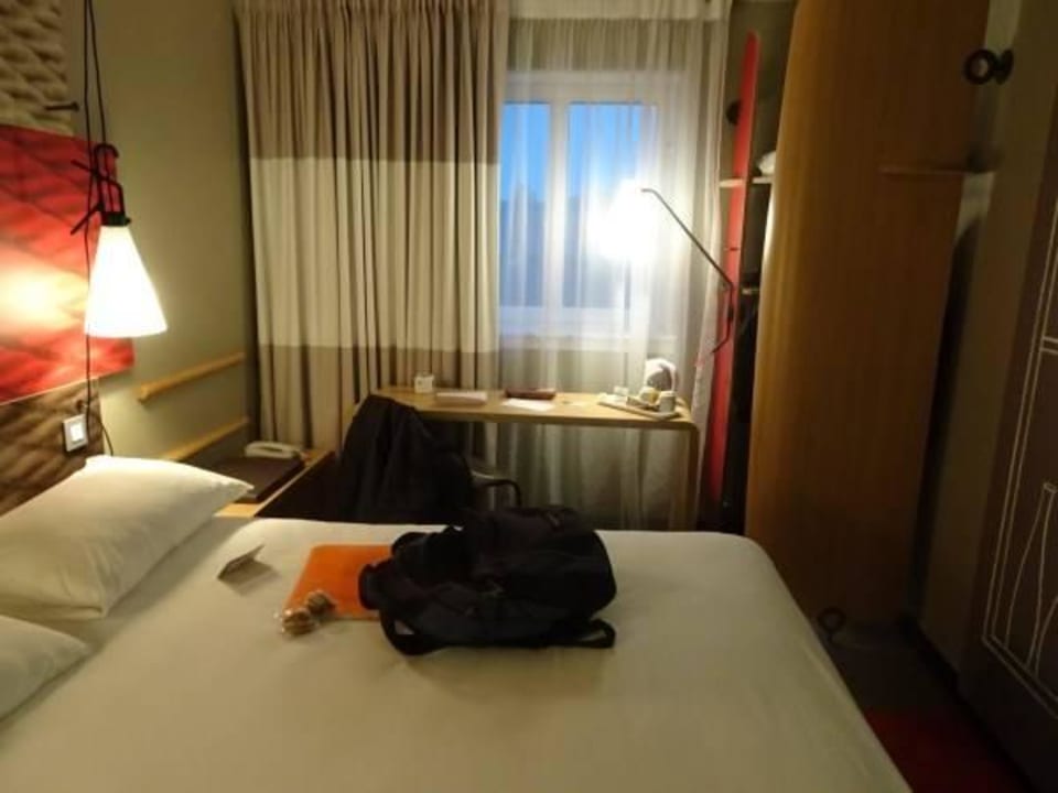 Schreibtisch mit Wasserkocher Hotel Ibis London Stratford