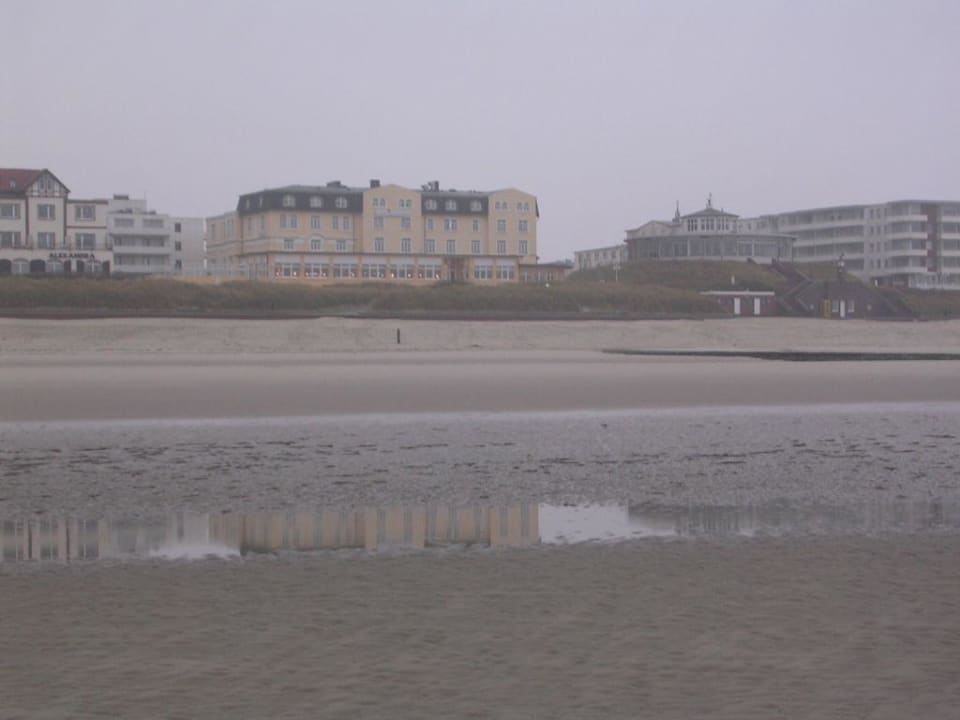 Hotel vom Wasser aus gesehen Strandhotel Gerken