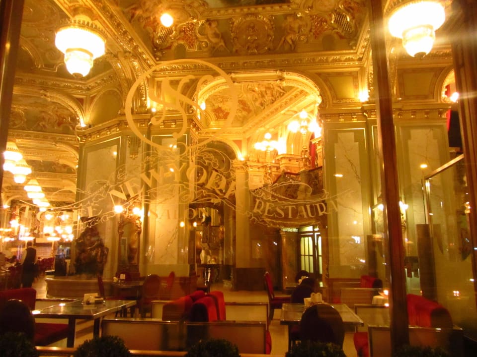Blick durch die Auslage in das Cafe New York Anantara New York Palace Budapest Hotel