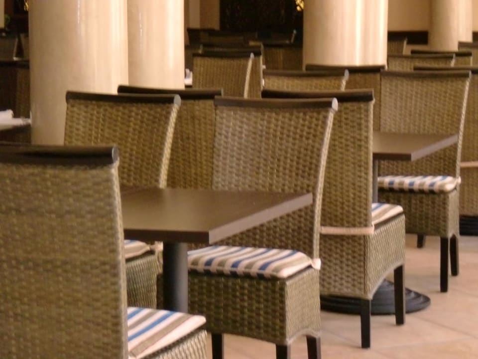 Tische und Stühle im Hauptspeisesaal JAZ Aquamarine Resort