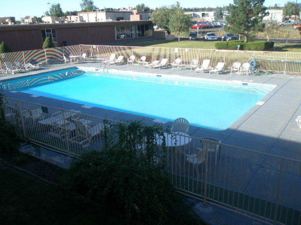 Ausblick vom Zimmer auf dem Pool Hotel Days Inn Flagstaff West Route 66