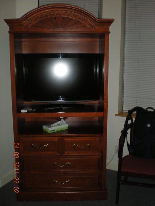 Kasten und Fernseher St. James Hotel