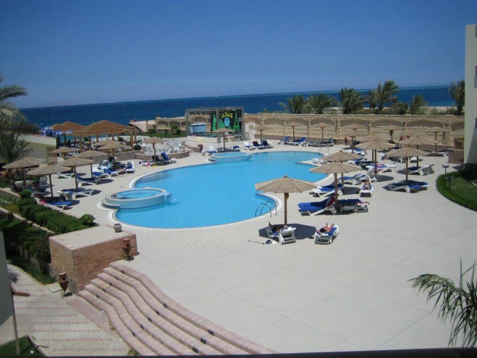 Blick auf die Poollandschaft Palm Beach Resort