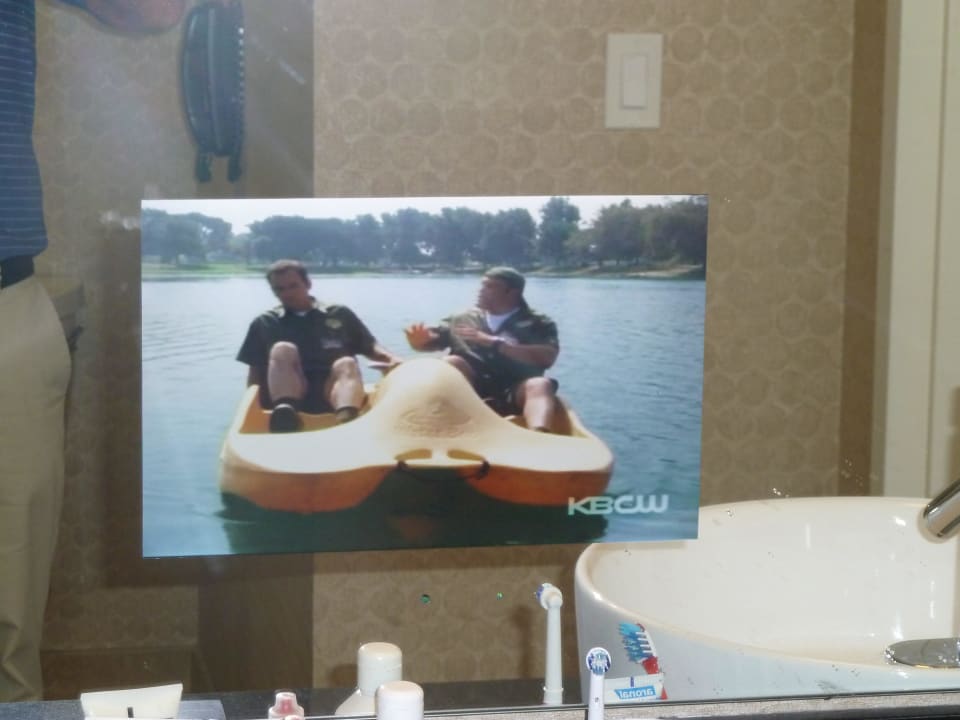 Bad der Junior suite mit TV im Spiegel Hotel Nikko San Francisco