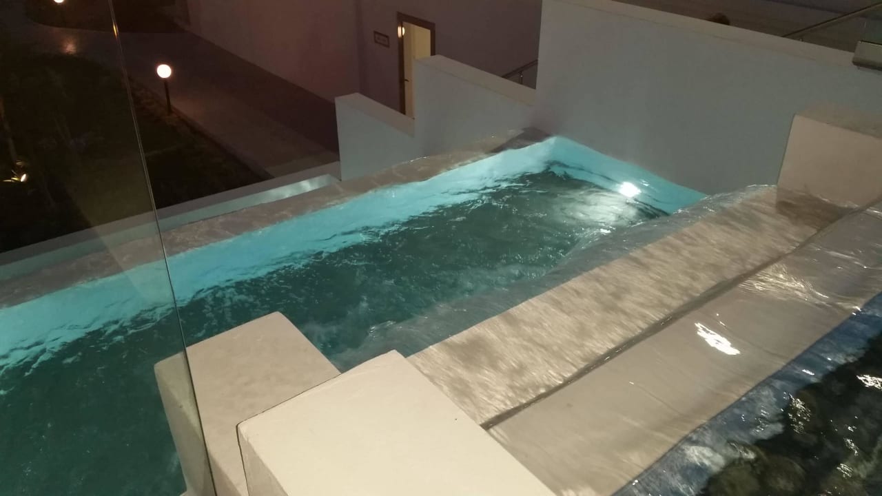 Bei Nacht Asterias Beach Resort