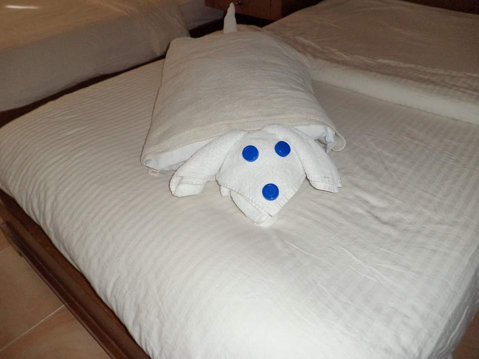 Jeder Tag Deko auf dem Bett Pickalbatros Alf Leila Wa Leila Resort - Neverland Hurghada