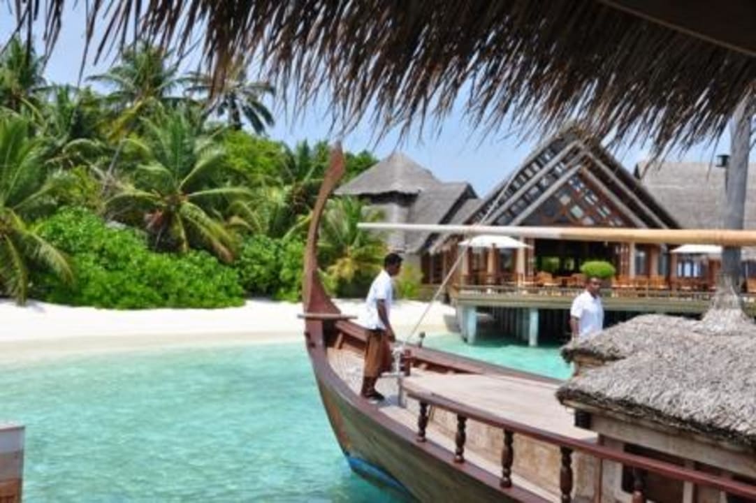 Blick vom Anreisesteg auf das Lime Baros Maldives Resort