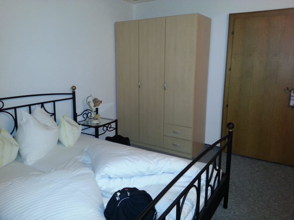 Kleiderschrank vom Möbeldiscounter Hotel Gisela