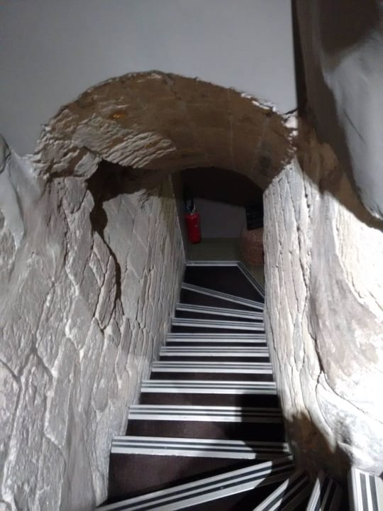 Zugang zum Frühstücksraum. Best Western Hôtel Littéraire Arthur Rimbaud