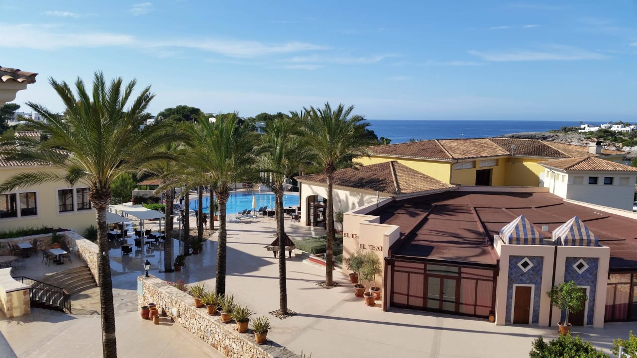 Blick auf Pool und Theater ROBINSON CALA SERENA