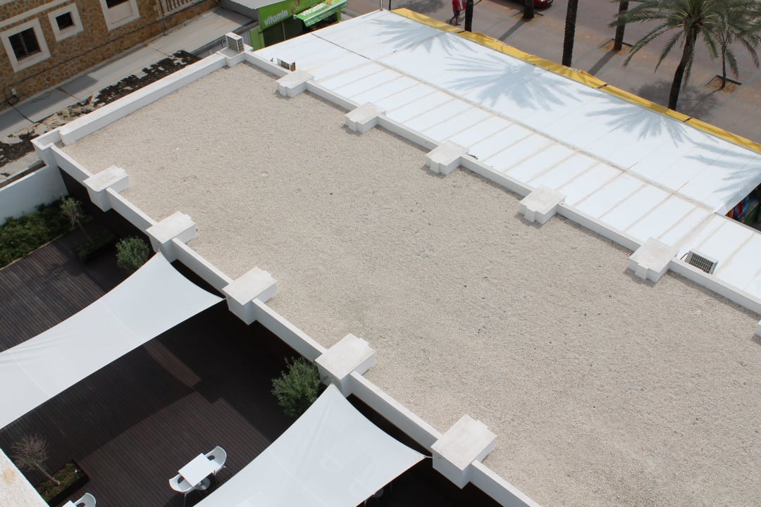 Blick auf die Restaurantterrasse Iberostar Waves Bahia de Palma