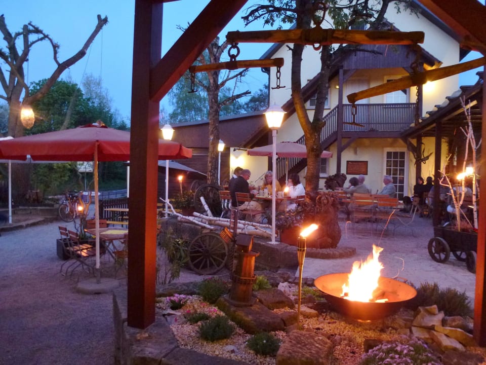 Abendstimmung im Biergarten Gasthof Alte Mühle