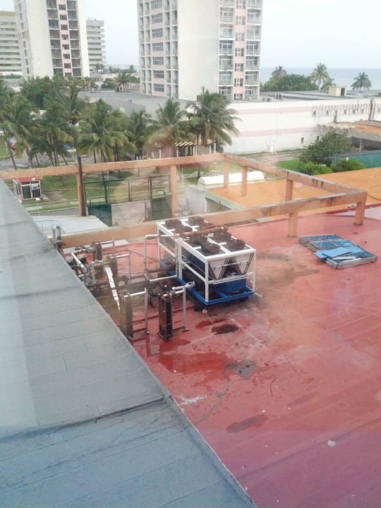 Generator unter dem Fenster des Zimmers Habana Panorama Hotel