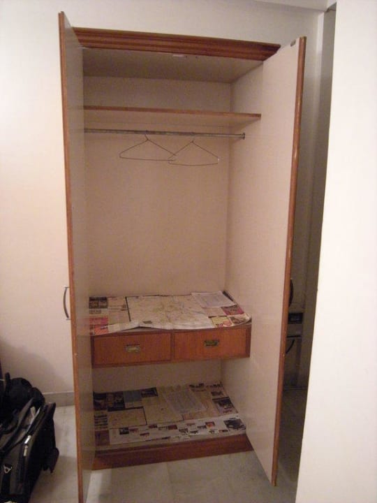 Der Schrank von innen Hotel Regent Continental