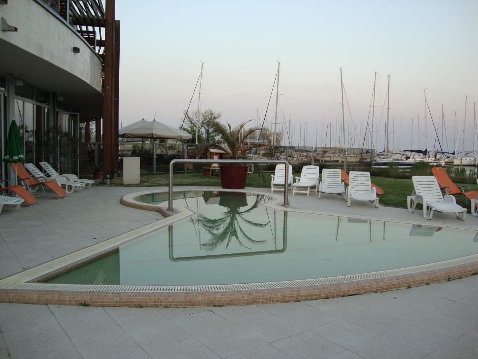 Pool im Außenbereich Hotel Golden Lake Resort