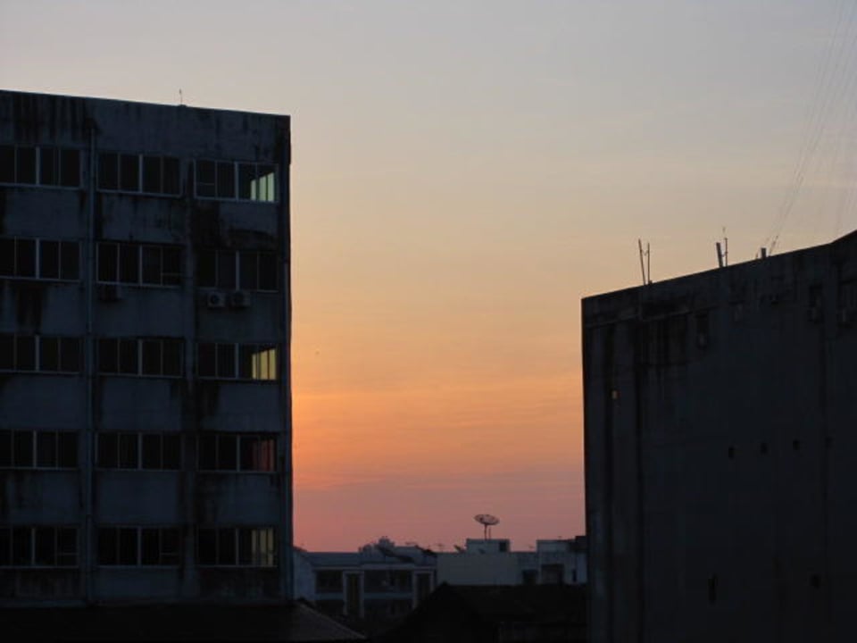 Sonnenaufgang über dem Hinterhof Hotel Panorama