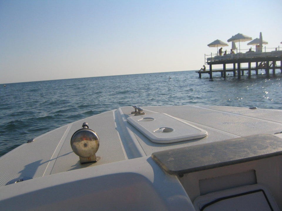 Mit Speedboot am Steg vorbei PALOMA Perissia