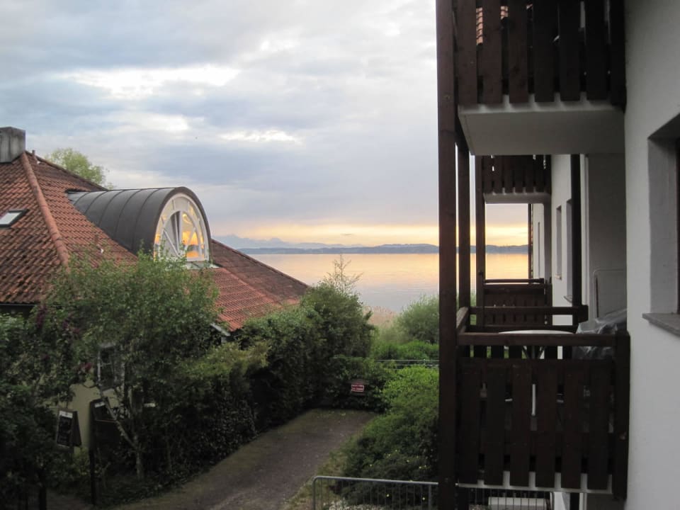Blick vom Balkon (das Gebäude links ist ein Café) Ferienresidenz Chiemseestrand