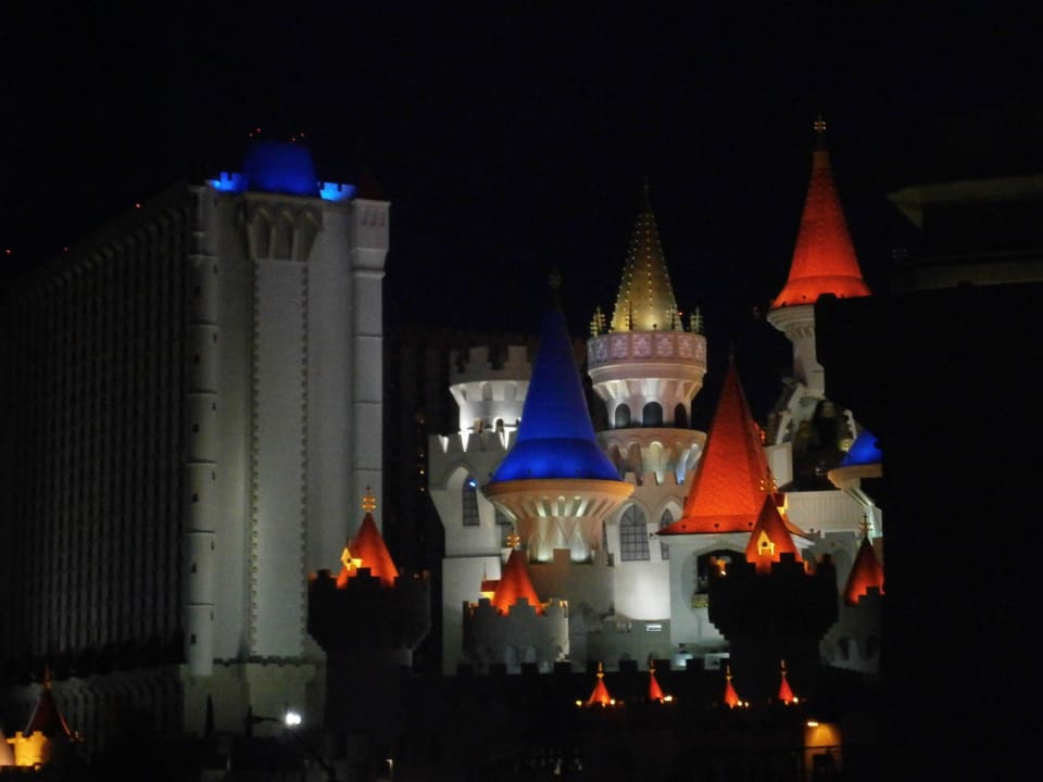 Hotel von außen am Abend Excalibur